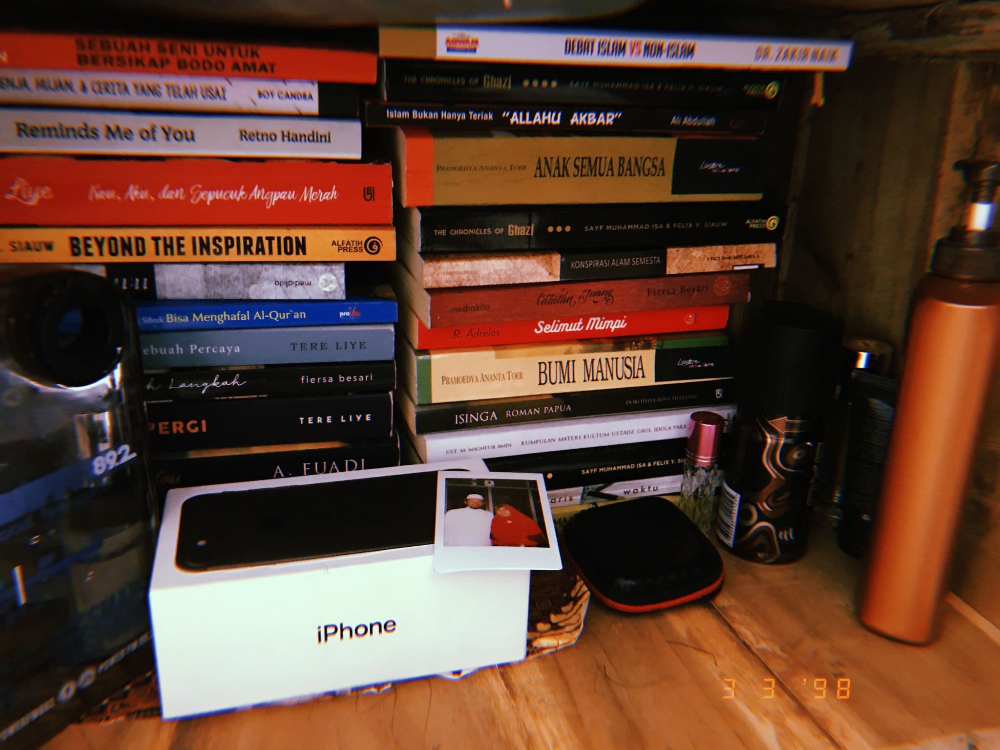 Koleksi buku di kamar penulis
